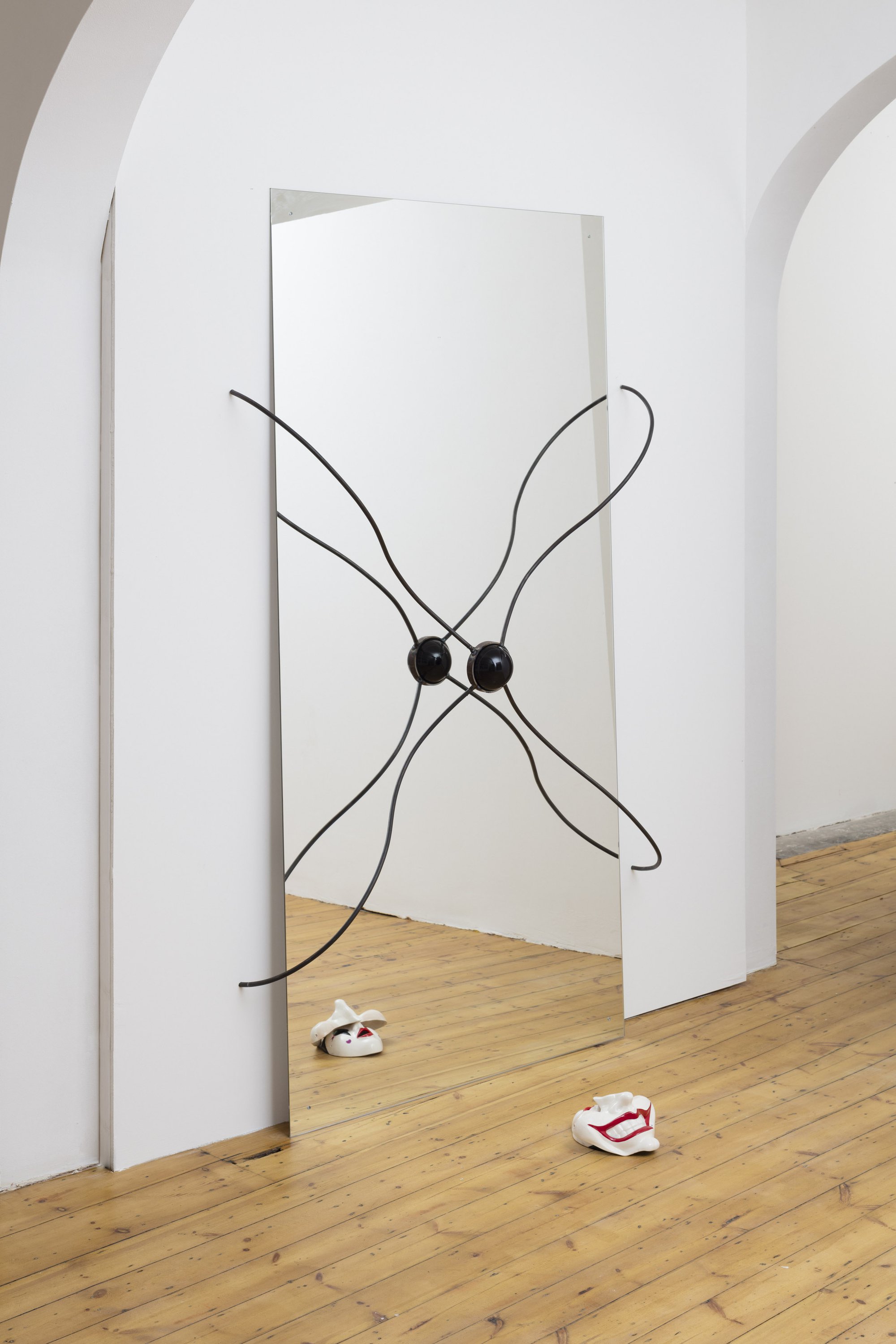 David Douard, Acte de Salon, mirror (100 x 200 cm), ceramic masks (23 x 24 x 12 cm), steel (115 x 120 x 20 cm), glass, 2017