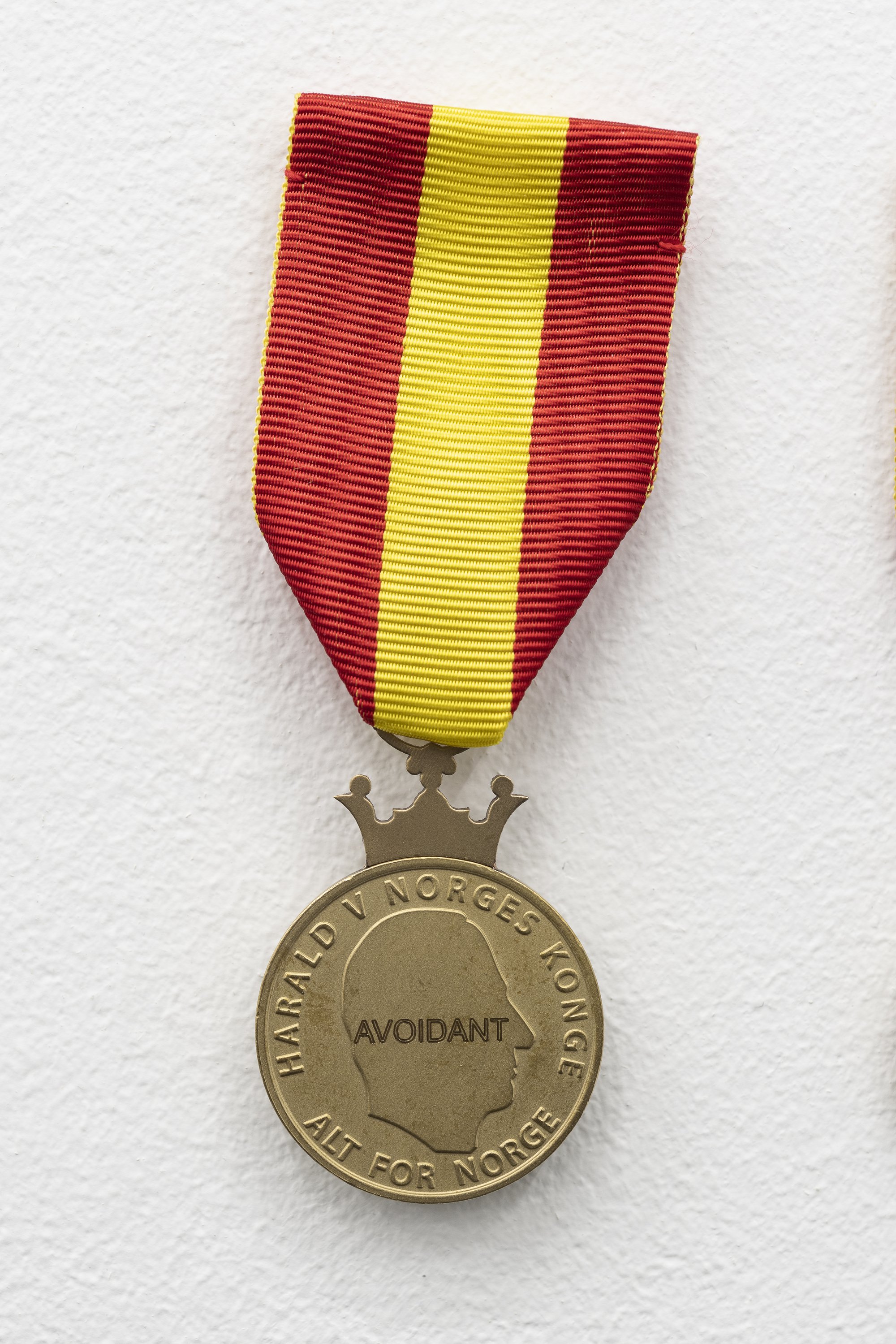 Sidsel Meineche Hansen, Avoidant, medal of merit, stamped in Nordic Gold with engraving and silk ribbon, 30 mm (diameter) - 35 mm (ribbon), 2021