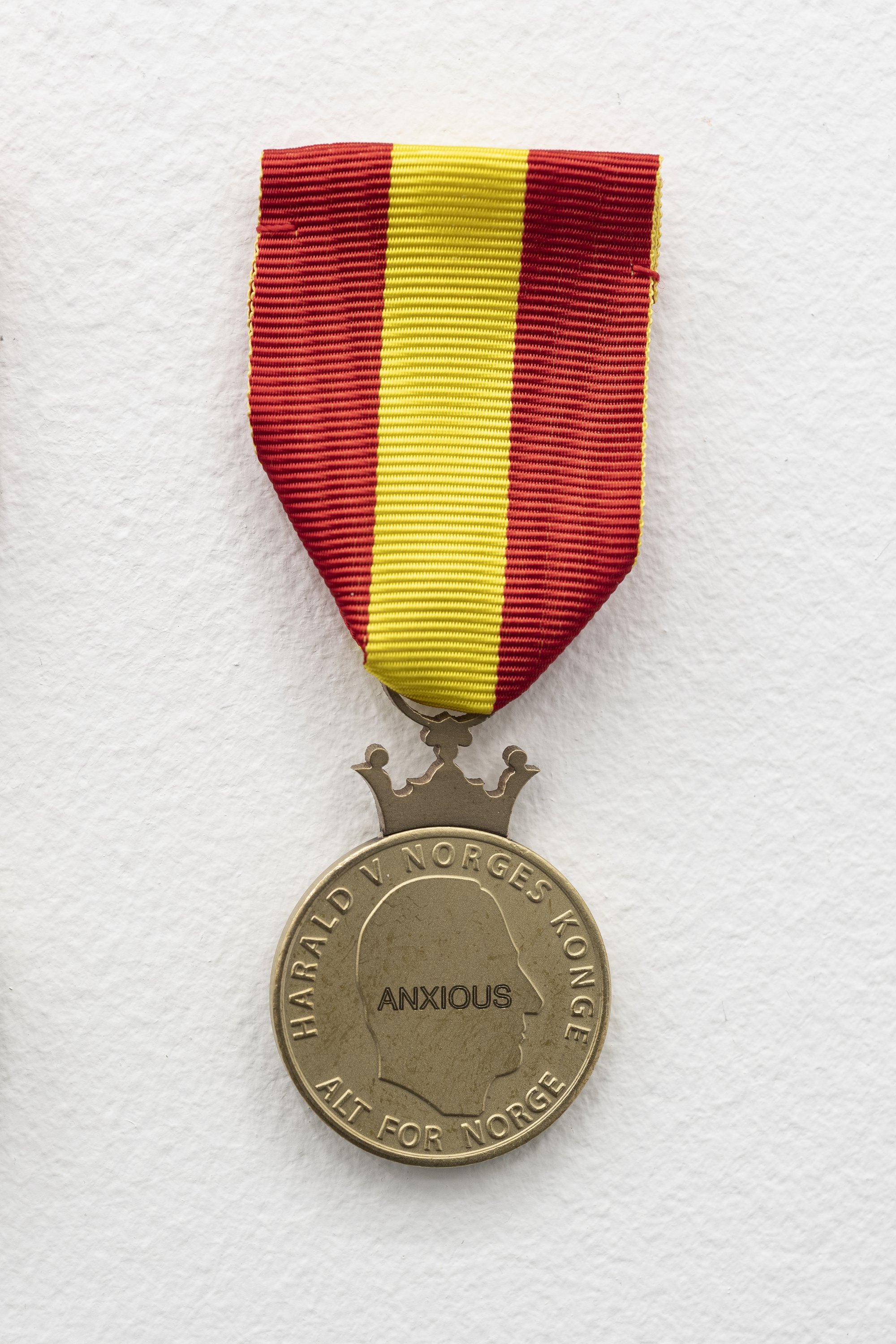 Sidsel Meineche Hansen, Anxious, medal of merit, stamped in Nordic Gold with engraving and silk ribbon, 30 mm (diameter) - 35 mm (ribbon), 2021