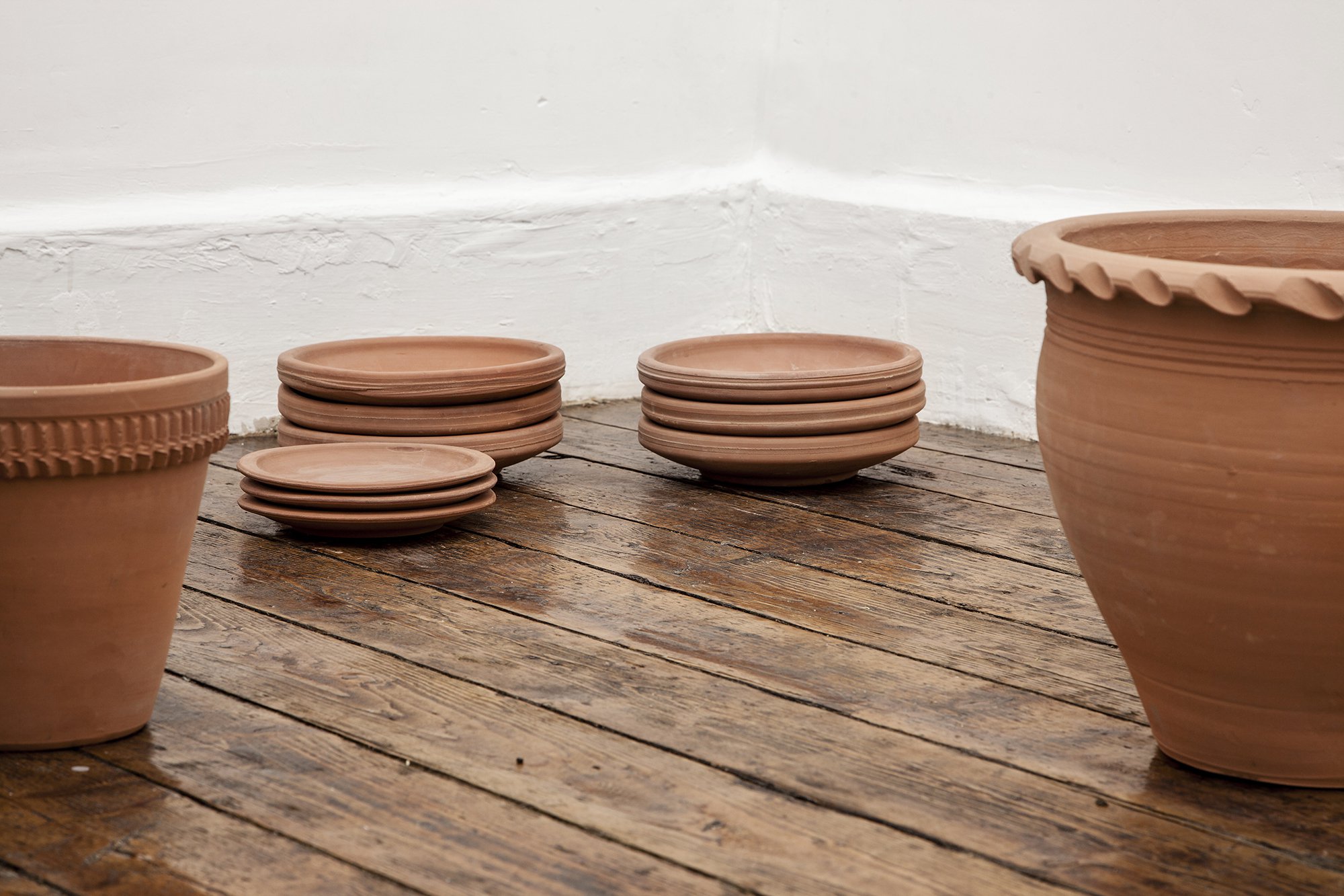 Christodoulos Panayiotou, Untitled, 9 ceramic pots and 9 ceramic plates, dimensions variable, 2012. Installation view, Tenuto, Rodeo, Istanbul, 2012 – 2013
