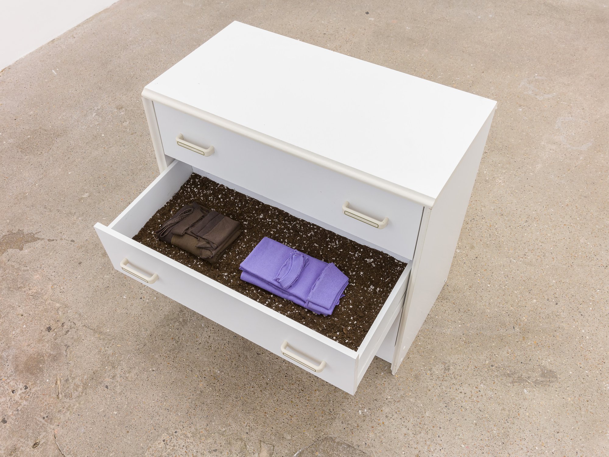 Ian Law, Untitled, chest of drawers, ceramic by Marianne Measures (1970-2010), potting soil, unpicked t-shirts, 69 x 76.5 x 40 cm, 2020. Installation view, Drips the Room, Piper Keys, London, 2020